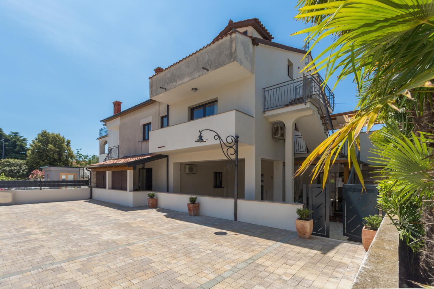 Modernes Nur 250 Meter Zum Mit Privatem Balkon, Grill, Wifi