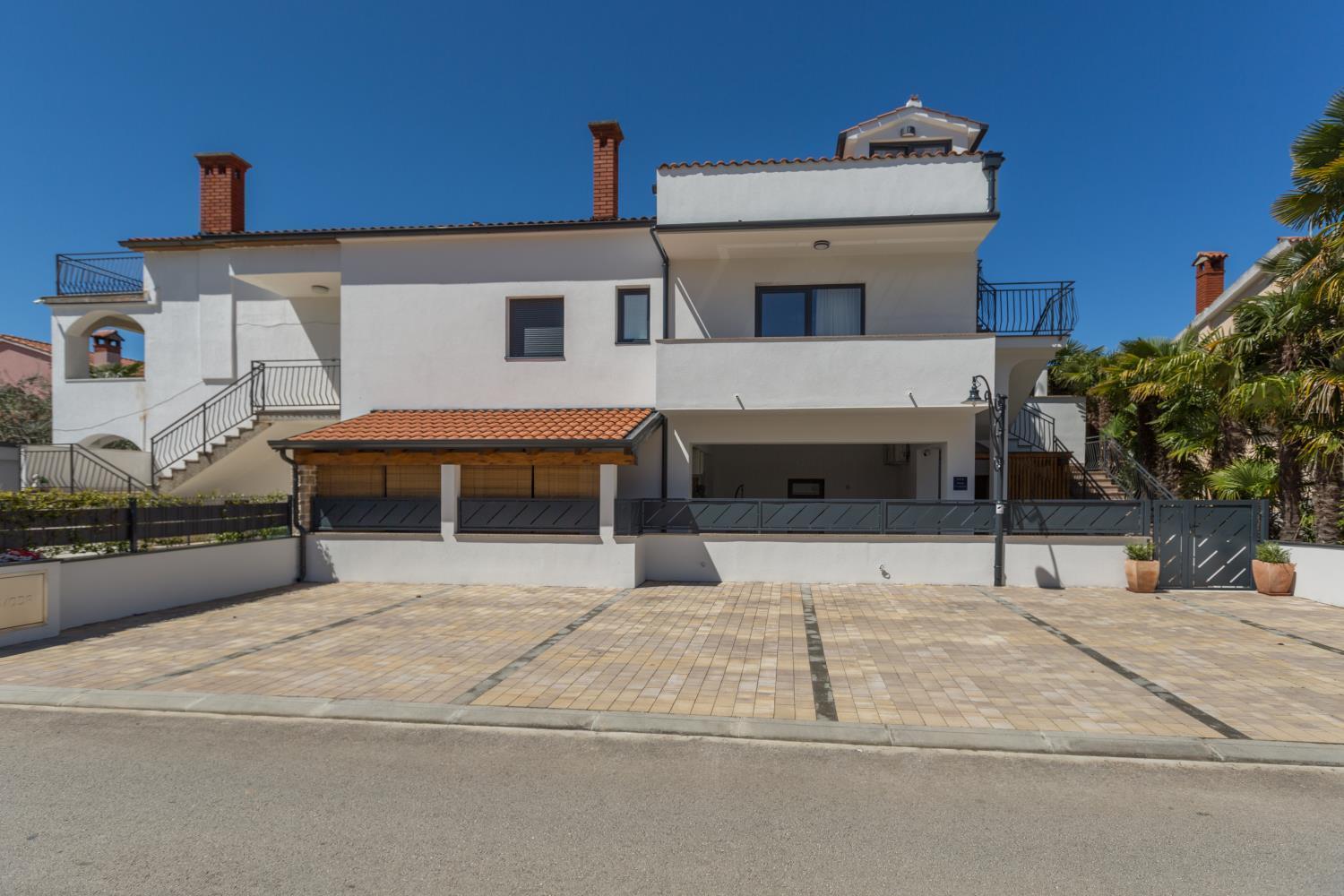 Modernes Nur 250 Meter Zum Mit Privatem Balkon, Grill, Wifi