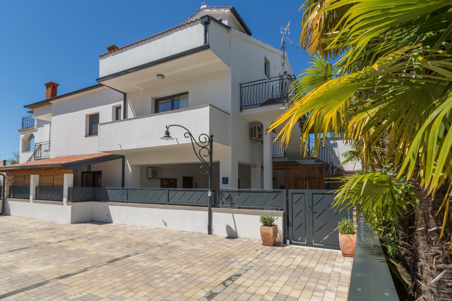 Modernes Nur 250 Meter Zum Mit Privatem Balkon, Grill, Wifi