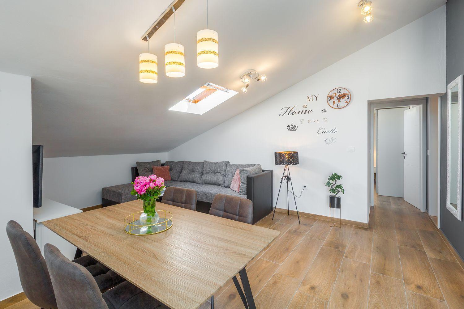 Modernes Nur 250 Meter Zum Mit Privatem Balkon, Grill, Wifi Apartment
