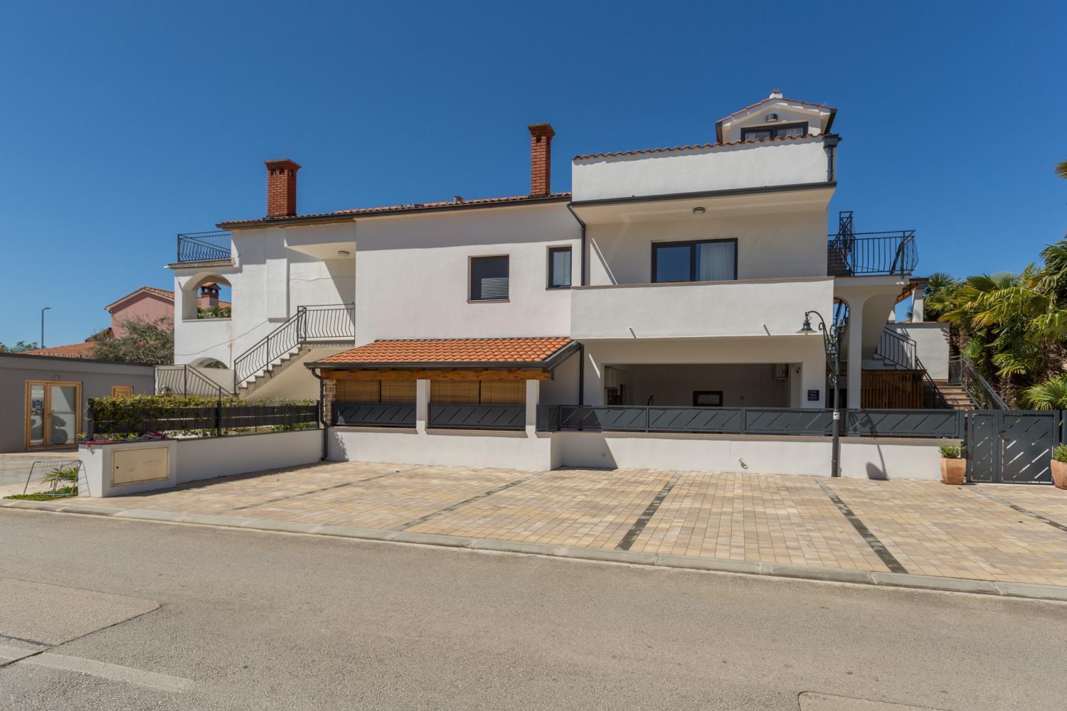 Apartment Modernes Nur 250 Meter Zum Mit Privatem Balkon, Grill, Wifi