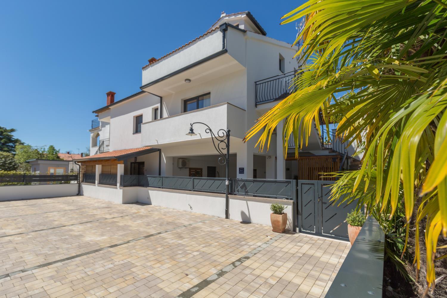 Modernes Nur 250 Meter Zum Mit Privatem Balkon, Grill, Wifi Apartment Poreč